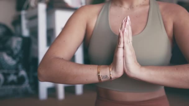 祈祷和纳马 人和冥想与瑜伽健身在客厅和整体愈合 健康和光环平衡 Yogi 冥想和沉思 在家里寻求平静与安宁 — 图库视频影像