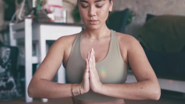 Eller Dua Namaste Kadın Yoga Ile Oturma Odasında Fitness Bütünsel — Stok video