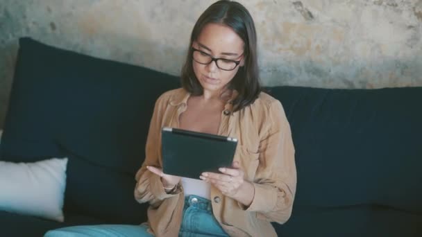 Kadın Kredi Kartı Tablet Kanepenin Üzerinde Çevrimiçi Ödeme Için Aboneliği — Stok video