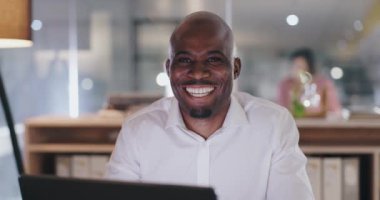 İşadamı, ofisteki bilgisayarla mutlu ve yüz yüze, profesyonel ve teknoloji iş yerinde. Girişimcilik kariyerinde Afrikalı erkek, portre veya pozitiftir. Bilgisayarla başlayan dosyalar ya da gülümseme.