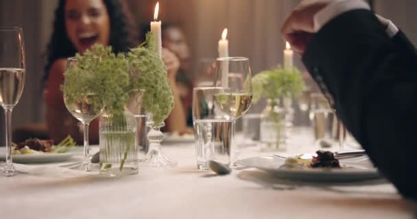 Jantar Encontro Amigos Com Bons Restaurantes Rir Feliz Conversa Juntos — Vídeo de Stock