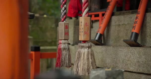 日本で書かれた石造りの霊的 宗教的 歴史を持つ日本 ロープ 京都のコンクリート 伏見稲荷大社 灯台付 — ストック動画