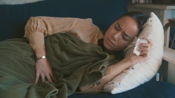 Karın Ağrısı Ülser Kanepede Yatan Hasta Kadın Regl Sancısı Mide — Stok video