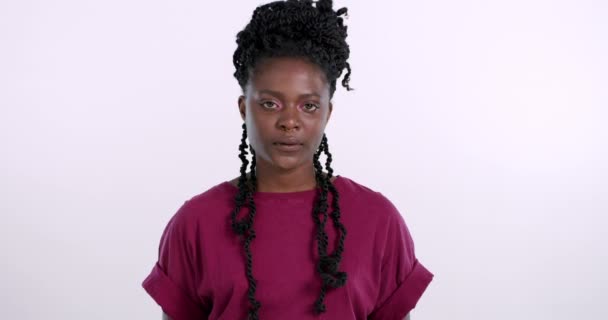 여성과 스튜디오 배경에서 문제에 성가신에 눈으로 아프리카 분노와 불일치에 지루한 — 비디오