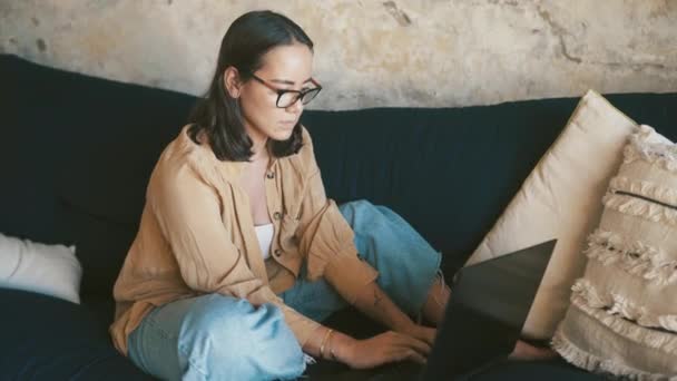 Vrouw Laptop Bank Denken Aan Werk Van Thuis Onderzoek Copywriting — Stockvideo