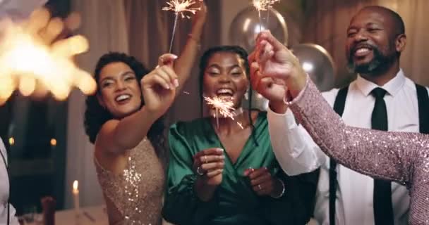 Homens Mulheres Festa Com Brilho Gala Ano Novo Conversa Conversa — Vídeo de Stock