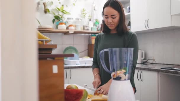 Φρούτα Smoothie Και Γυναίκα Ένα Μπλέντερ Μαγείρεμα Πρωινό Για Δίαιτα — Αρχείο Βίντεο