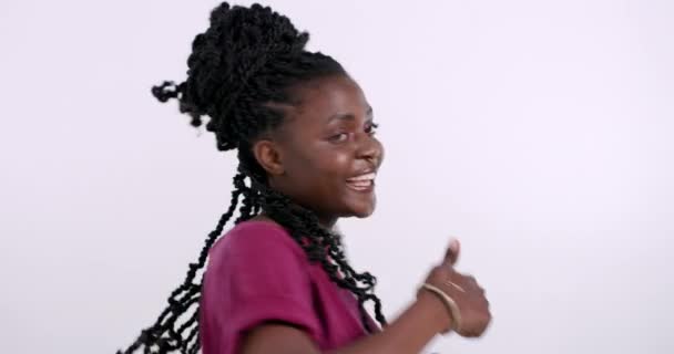 Kadın Stüdyoda Onaylı Beyaz Arka Planda Yüz Onay Emojisi Siyahi — Stok video