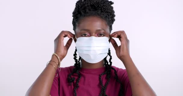 Cara Sorriso Mulher Negra Tirar Máscara Para Fim Pandemia Segurança — Vídeo de Stock