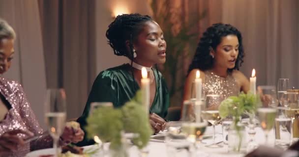 Nsanlar Parti Yemek Sohbeti Kutlama Restoranda Güzel Yemekler Alkol Sohbet — Stok video