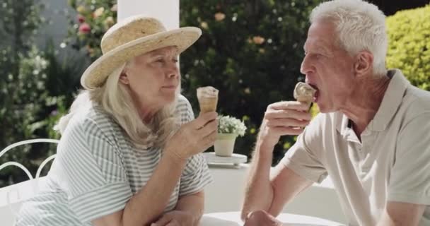 Мороженое Разговор Пожилая Пара Отдыхают Вместе Едят Десерт Сближаются Партнером — стоковое видео
