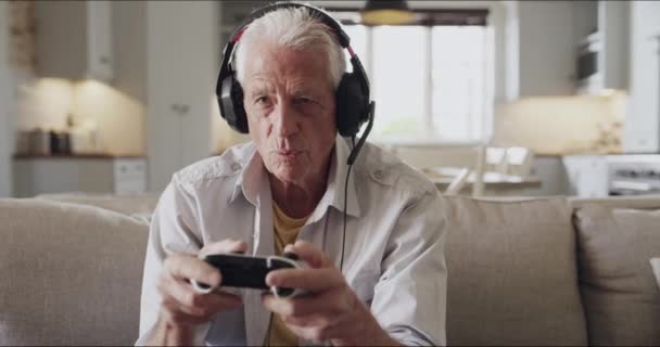 游戏控制器 耳机和老人玩在线电子游戏 幻想角色扮演或数字互动娱乐 虚拟对话 话筒和成熟的人在游戏玩家的挑战中在家里交谈 — 图库视频影像