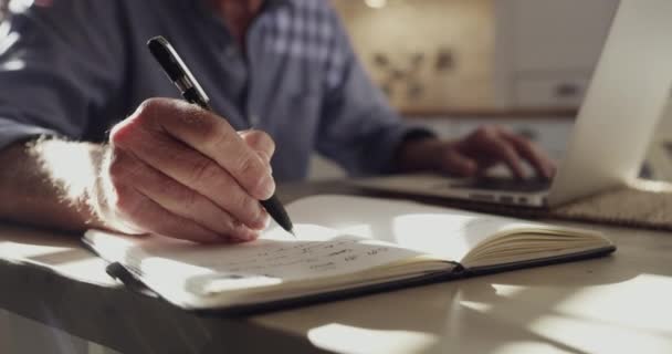 家庭笔记本 手和人在厨房写信息 时间表或在线报告摘要 用钢笔进行网络研究 笔记和规划日程的人员的计划 日记和特写 — 图库视频影像