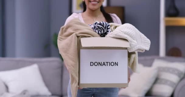 Vrouw Doos Kleding Donatie Voor Gemeenschapsdienst Voor Non Profit Helpen — Stockvideo