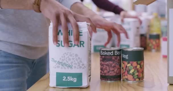 Box Spende Und Freiwilliger Für Lebensmittelspenden Gemeinnützige Organisationen Zur Unterstützung — Stockvideo