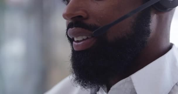 Czarny Człowiek Słuchawki Usta Call Center Pracy Telemarketingu Agentem Sprzedaży — Wideo stockowe