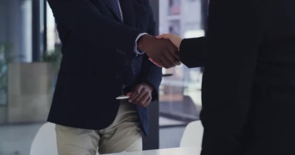 对在职专业人员进行面试 会商和业务握手 欢迎和有机会的公司员工 公司外包和从招聘协议中握手 — 图库视频影像