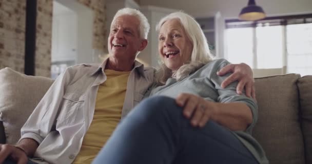 Détendez Vous Rire Vieux Couple Regarder Télévision Film Sur Abonnement — Video
