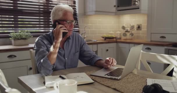 Llamada Telefónica Portátil Casa Anciano Consultoría Negocios Para Investigación Línea — Vídeos de Stock
