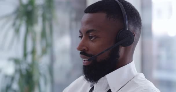 黑人男子 耳机和说话在呼叫中心 工作和电话营销与销售代理的客户 非洲人士 友好人士和办公室顾问 咨询和客户服务 — 图库视频影像