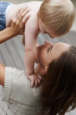 Bebek, kadın ve dışarıda oynamak. Yetiştirme, ilişki ve mutluluk için oynamak. Erken çocukluk, ebeveynlik ve sevgi dolu aile, çocuk ya da bebek ve anne doğadaki parkta..