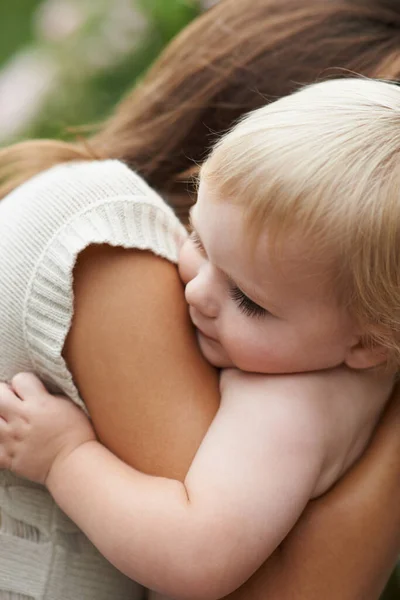 Knuffel Close Moeder Met Baby Outdoor Met Liefde Ondersteuning Samen — Stockfoto