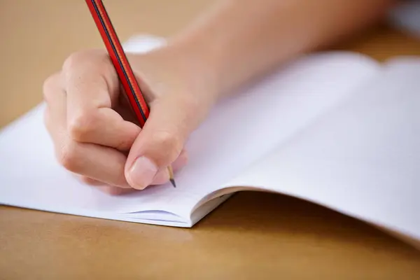 Escola Caderno Mão Criança Escrevendo Mesa Com Lápis Notas Aprendendo — Fotografia de Stock