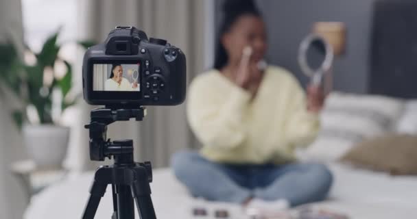 Vlogger Mujer Influencer Con Maquillaje Casa Para Revisión Productos Blog — Vídeos de Stock