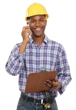 Telefon, inşaat ve portre Beyaz arka plan stüdyosunda temas, planlama veya konuşma için siyah adam. İnşaat, teftiş veya tartışma için cep telefonuyla mühendislik, dosya ve çalışan.