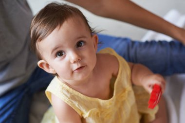 Bebeğim, oturma odasında portre ve oyuncaklar, aile evinde bağ ve duyusal gelişim. Annelik, kız ve oyun için çocuk gelişimiyle oynamak, çocukluk ya da sevgi, anlayış ya da çocuklar için eğlence..