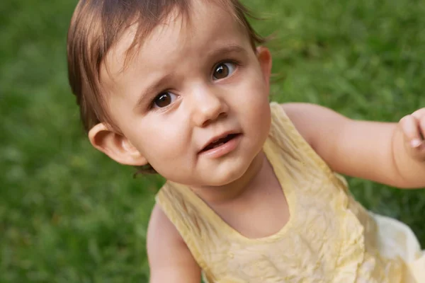 Dulce Hierba Retrato Bebé Niña Divirtiéndose Jugando Patio Trasero Parque — Foto de Stock