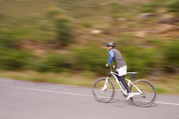 マウンテンバイク 自然の冒険 スピード または屋外の極端なスポーツのための道路でのサイクリング 速いカーディオ 通りまたは運動 練習または訓練のための自転車の男性または自転車のサイクリスト — ストック写真