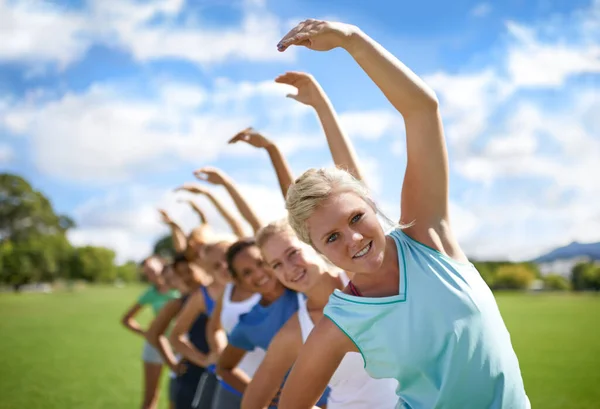 Estiramiento Mujeres Equipo Aire Libre Ejercicio Campo Deportes Clase Fitness — Foto de Stock