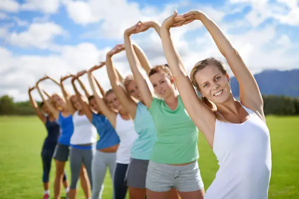 Vrouwen Stretching Armen Oefening Outdoor Voor Team Sportveld Fitness Klasse — Stockfoto
