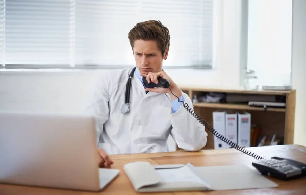 Ordinateur Portable Téléphone Homme Médecin Dans Son Bureau Pour Consultation — Photo