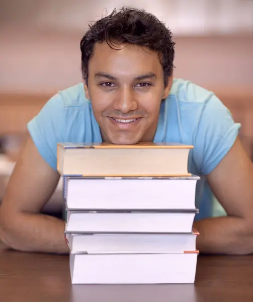 Studentenman Portret Stapel Boeken Voor Onderwijs Ontwikkeling Gelukkig Universiteitsbibliotheek Persoon — Stockfoto