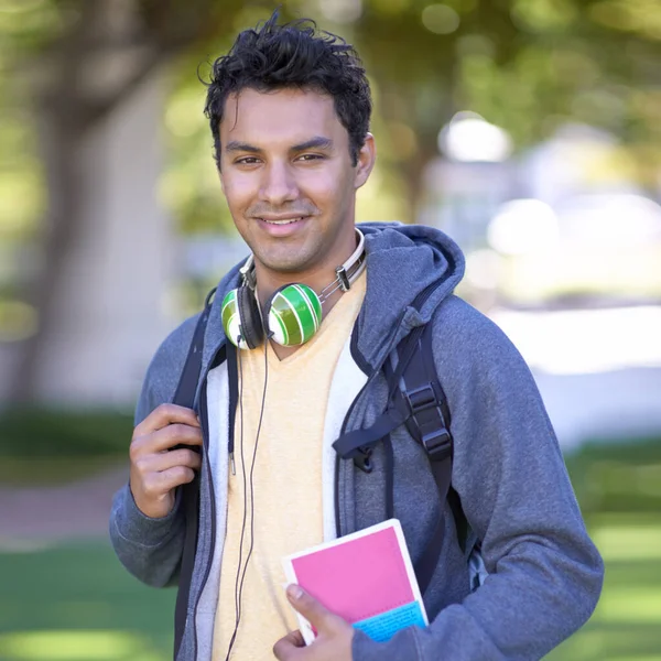 Портрет Мужчина Счастливый Студент Парке Университете Открытом Воздухе Летом Мимика — стоковое фото