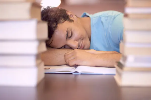 Libri Universitari Istruzione Stanco Uomo Che Dorme Durante Studio Accademia — Foto Stock