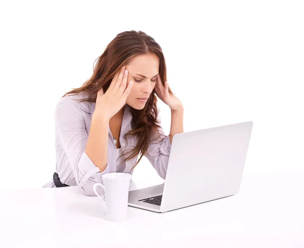 工作室里的女人头疼 笔记本电脑故障和精疲力尽 技术在白色背景下失败 沮丧和错误在线偏头痛 404在互联网上与商业网站危机 图库照片