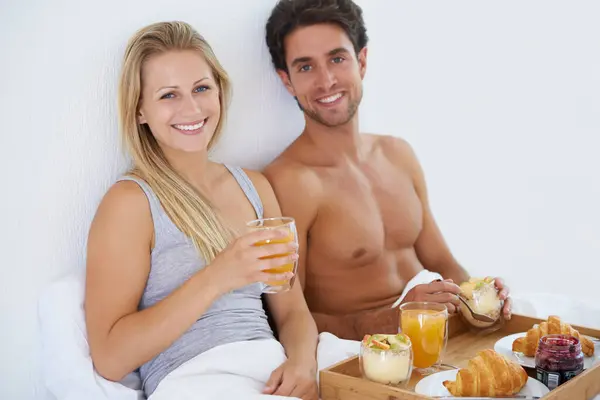 ハッピーカップルの肖像画 朝のベッドでの食べ物と朝食 目を覚ますか リラックスするために一緒に食事 健康的なスナックを食べたり 寝室での愛のための食事のためのジュースを飲んだりする家庭の男 笑顔または女性 — ストック写真