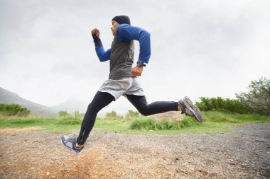 Fitness, koşucu ve koşucu doğa eğitiminde, kardiyo egzersizi ve sağlık için dayanıklılık egzersizi. Spor, meydan okuma ya da sağlıklı erkek sporcu açık havada hızlı ya da hareketli hızlı koşuyor..