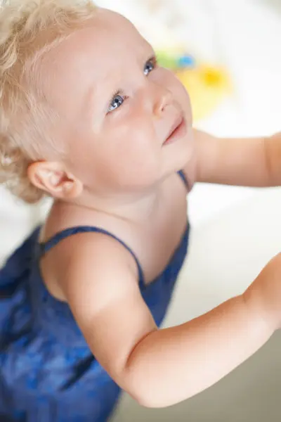 Bebé Triste Emocional Niña Casa Con Infeliz Angustia Personalidad Infantil — Foto de Stock