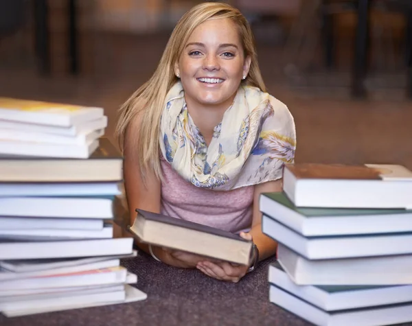 Mujer Feliz Retrato Libro Suelo Biblioteca Para Leer Literatura Aprender —  Fotos de Stock