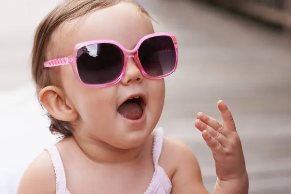 Dziecko Śmiech Okulary Przeciwsłoneczne Świeżym Powietrzu Latem Moda Młodzieżowa Młoda — Zdjęcie stockowe