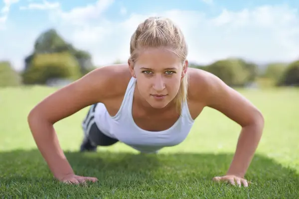 Women Portrait Push Ups Grass Workout Exercise Training Fitness Sports — Stock Photo, Image