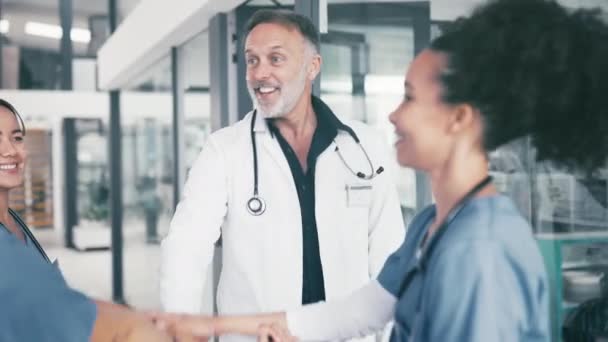 Artsen Teamwork Verpleegkundigen Handen Opgestapeld Voor Ziekenhuisprestaties Samenwerking Viering Collega — Stockvideo