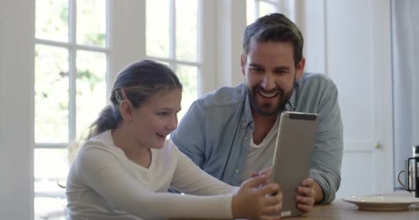 Enfant Apprentissage Père Haute Cinq Avec Tablette Pour Éducation App — Video