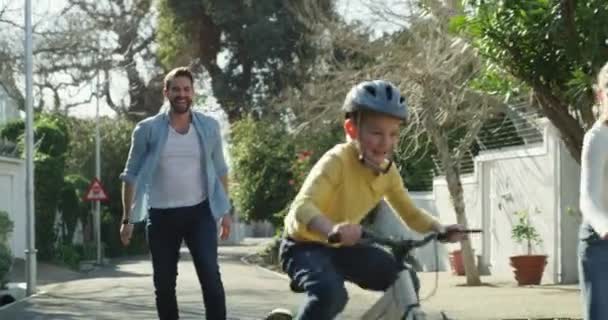 Papa Enfant Enseignement Balade Vélo Pour Sécurité Casque Rue Extérieure — Video