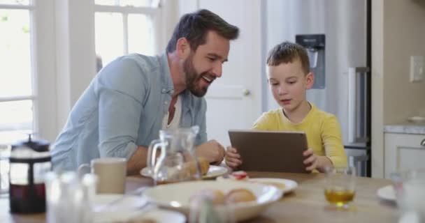 Alto Cinco Criança Aprender Com Pai Tablet Com Vitória Educação — Vídeo de Stock