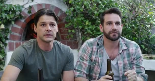 Homens Amigos Assistindo Para Esporte Estresse Ansiedade Com Cerveja Animado — Vídeo de Stock